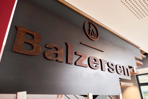 Balzersen – Treppen und Logo im Firmengebäude